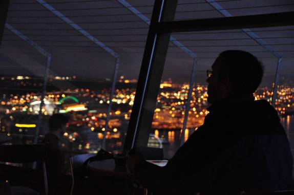 Acompanhado de um vinho, admirando as luzes de Seattle, no alto da Space Needle, no estado de Washington, costa oeste dos Estados Unidos